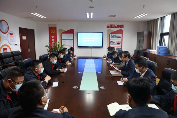 生产服务中心工会主席例会学习《工会法》.jpg