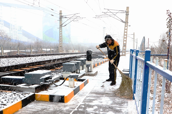 青安岗线路巡查清理积雪_副本.jpg